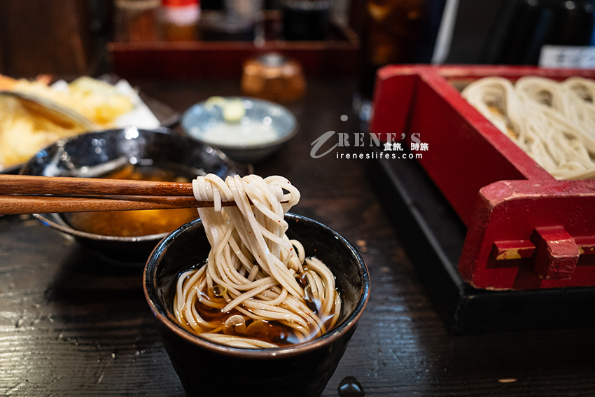 新潟駅前走路4分鐘，必吃新潟名物片木蕎麥麵，看似無奇卻相當可口，店內還有其它郷土料理