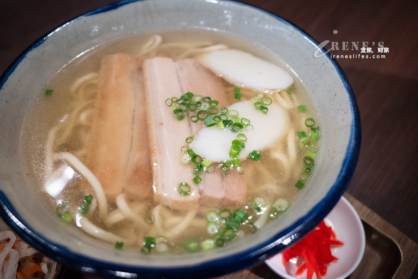 沖繩國際通上推薦隨時可吃早餐店，塔可飯、沖繩麵、雜炊粥都有，內用還有飲料無限供應