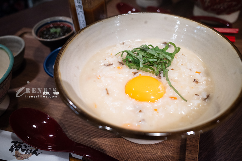 沖繩國際通上推薦隨時可吃早餐店，塔可飯、沖繩麵、雜炊粥都有，內用還有飲料無限供應