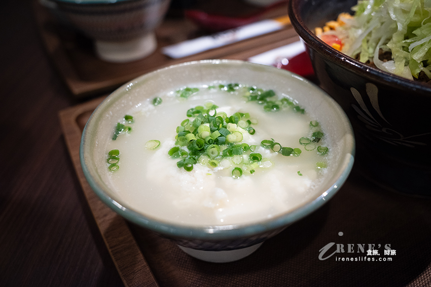 沖繩國際通上推薦隨時可吃早餐店，塔可飯、沖繩麵、雜炊粥都有，內用還有飲料無限供應