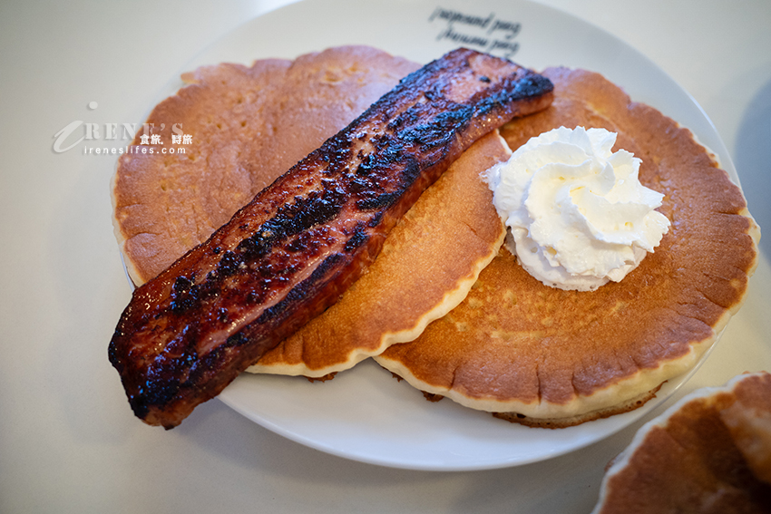 沖繩恩納村早餐美食，超人氣的夏威夷鬆餅屋，PANCAKE超大份量，有甜有鹹選擇多，備有停車場