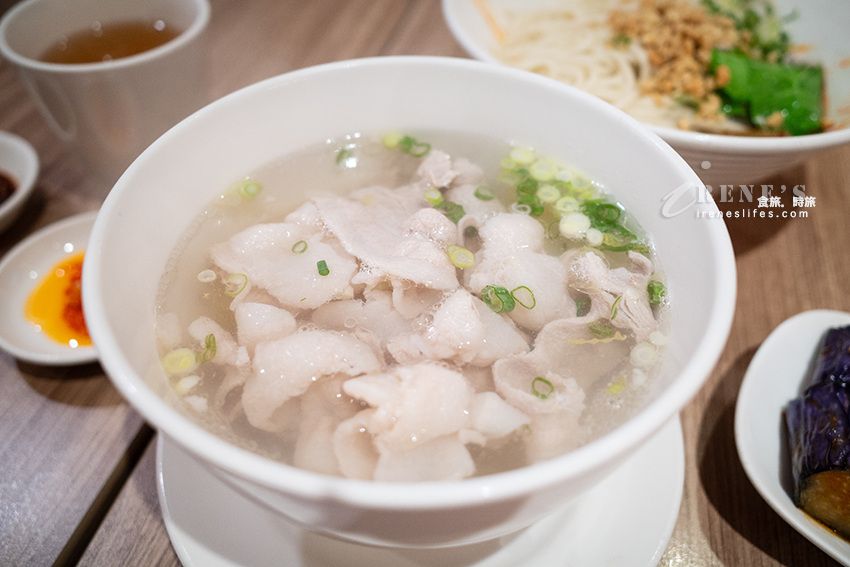 平替版鼎泰豐，永和好吃排骨蛋炒飯、紅油抄手、酸菜白肉湯，口味份量都不差