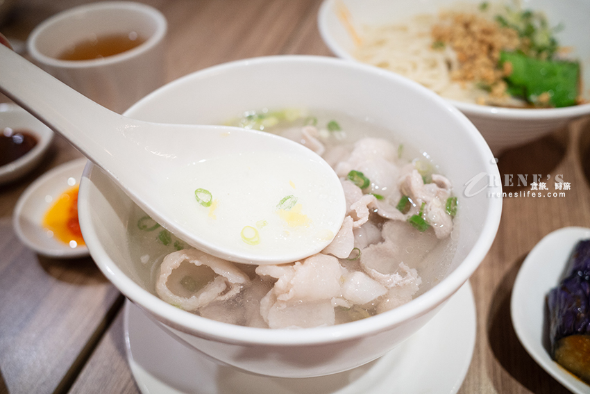 平替版鼎泰豐，永和好吃排骨蛋炒飯、紅油抄手、酸菜白肉湯，口味份量都不差