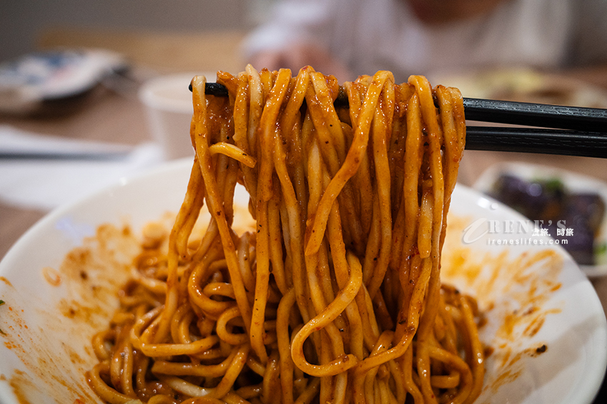 平替版鼎泰豐，永和好吃排骨蛋炒飯、紅油抄手、酸菜白肉湯，口味份量都不差